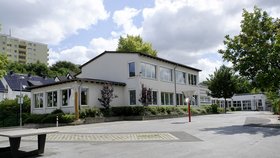 Das Bild zeigt die Grundschule Im Wiesengrund.