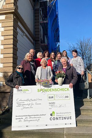 Das Bild zeigt die Spendenübergabe.