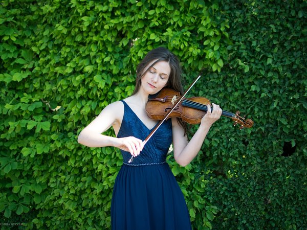 Die Weltklasse-Geigerin Lena Neudauer ist Gastküsntlerin der diesjährigen 47. Internationalen Herbsttage für Musik in Iserlohn. 