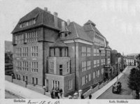 Das Bild zeigt das Schulgebäude Brüderstraße 20