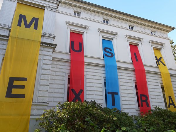 Im Rahmen der "Internationalen Herbsttage für Musik" zeigt sich die Fassade der Musikschule Iserlohn in besonderem Gewand.