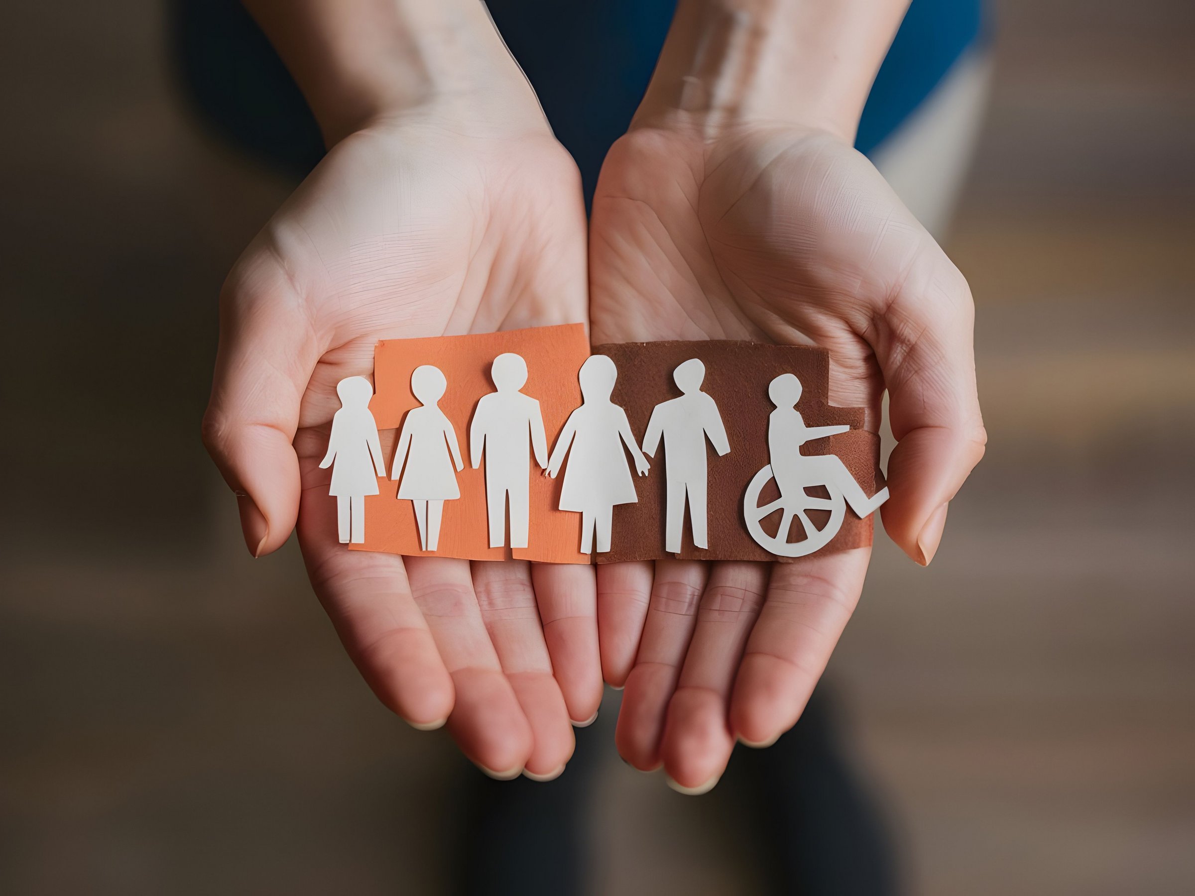 Das Bild zeigt Hände, die verschiedene Symbole halten