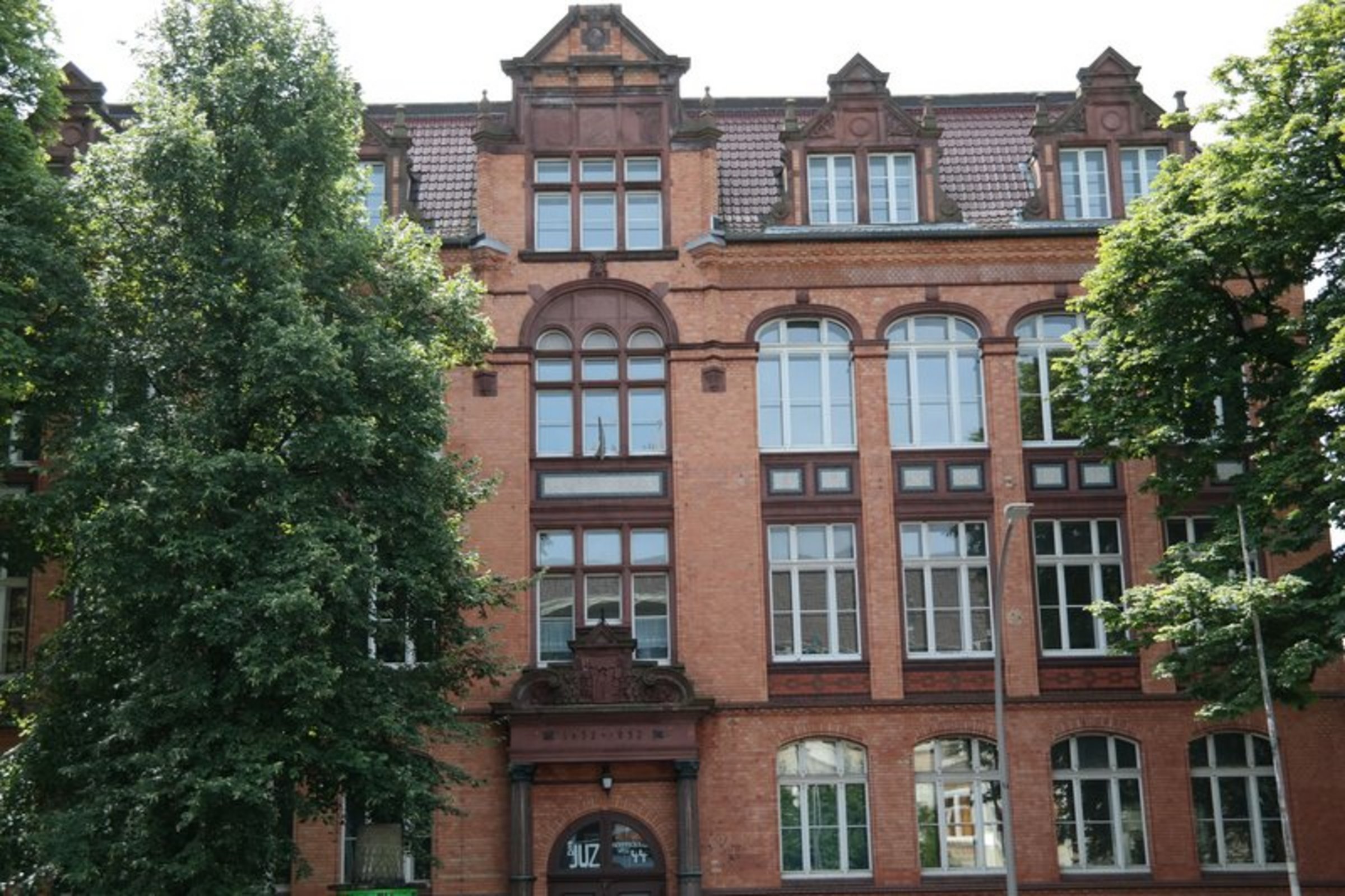 Das Bild zeigt das städtische Kinder- und Jugendzentrum Karnacksweg
