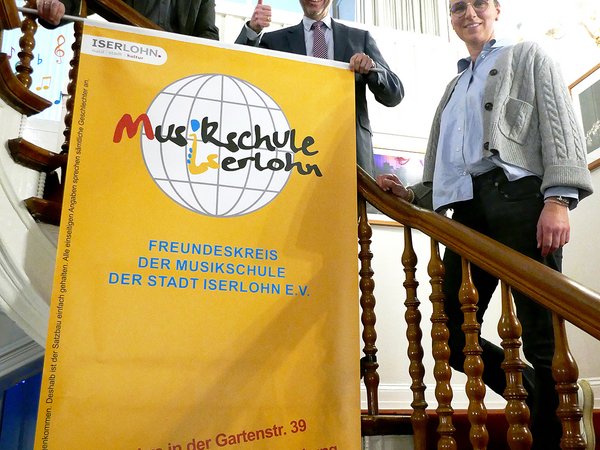 Musikschulleiter Paul Breidenstein (Mitte), sein Stellvertreter Adrian Ebmeyer und Kristina Ossenkop, Vorsitzende des Fördervereins „Freundeskreis der Musikschule der Stadt Iserlohn e. V.“ stellen das Veranstaltungsprogramm 2026 der Musikschule vor.