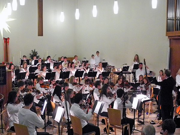 Das Sinfonieorchester in großer Besetzung lädt zu einer musikalischen Weltreise ein.