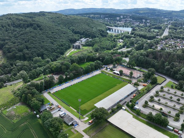 Mit dem Royal Antwerpen FC und Hannover 96 kommen im Sommer 2026 gleich zwei Fußball-Traditionsvereine zur Vorbereitung nach Iserlohn ins Hemberg-Stadion.