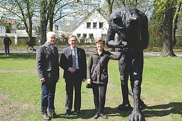 Ulrich Thiele, Bürgermeister Dr. Ahrens und die britische Künstlerin Laura Ford bei der Einweihung der Skulptur "Emissary Cat" im Volksgarten Letmathe