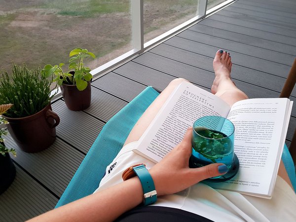 Buch lesen auf dem Balkon