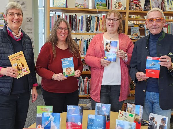 (v.l.n.r. Gudrun Völcker (Leiterin der Stadtbücherei), Petra Grieger (Geschäftsführerin des Beirates für Inklusion), Sarah Glodczey (Beiratsmitglied), Mathias Schumann (stv. Vorsitzender des Beirates für Inklusion)).