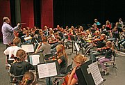 Das Bild zeigt das Sinfonieorchester der Musikschule Iserlohn mit Florian Ludwig
