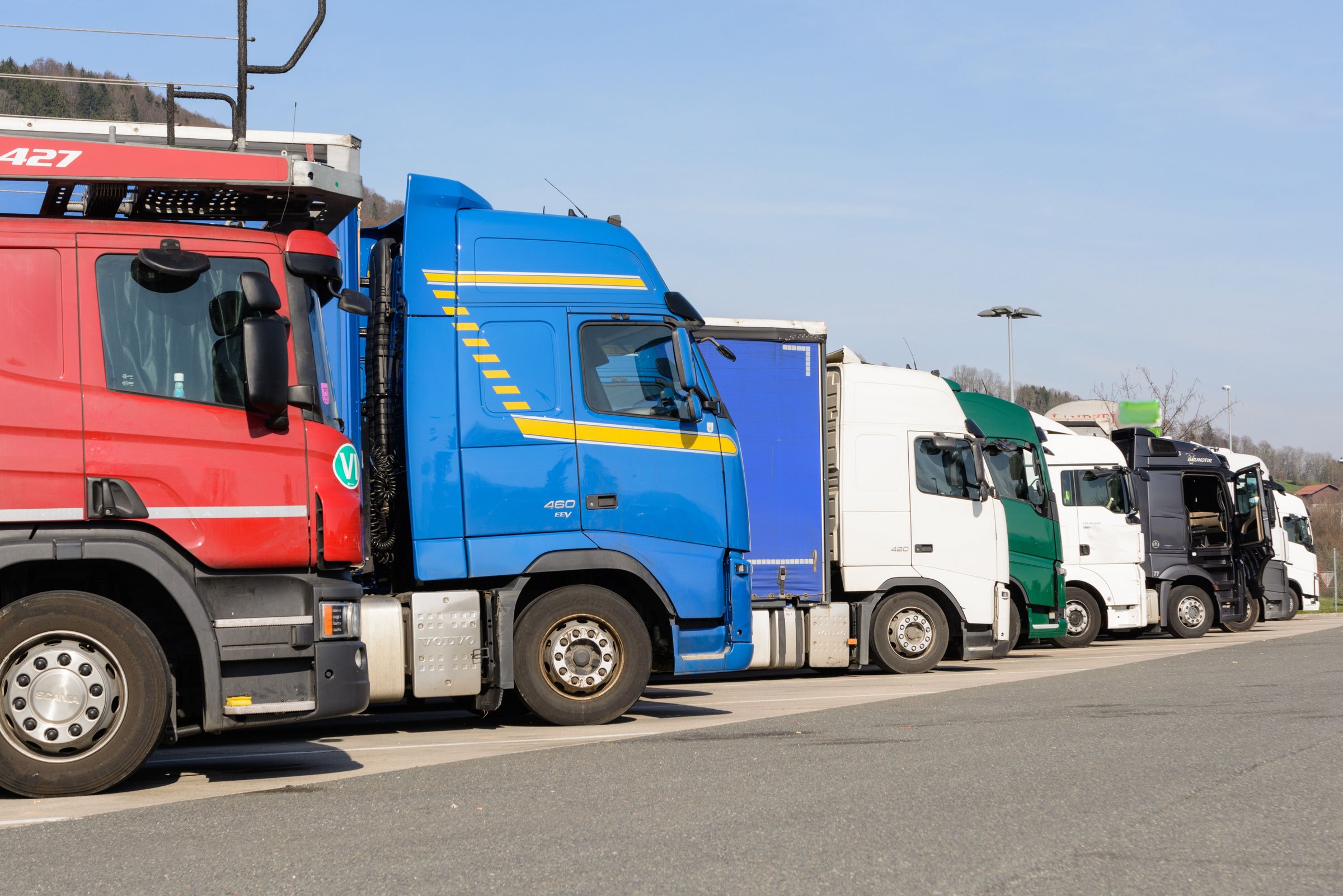 Das Bild zeigt parkende LKW