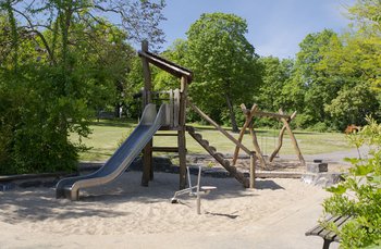 Das Bild zeigt einen Spielplatz.
