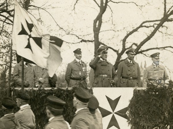 Hochmeister Mahraun, Ordenskanzler Bornemann, Ordenswanderwart General a.D. Salzenberg und Komtur Böhmer beim Gautag Westfalen-Süd des Jungdeutschen Ordens in Iserlohn im Mai 1925. 