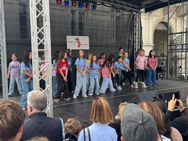 Auf der Bühne gab es verschiedene Tanzaufführungen, Sportdarbietungen und Musikprogramme zum Mitmachen. 