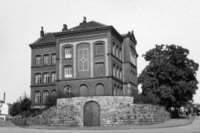 Das Bild zeigt das Schulgebäude Gerlingser Weg 7