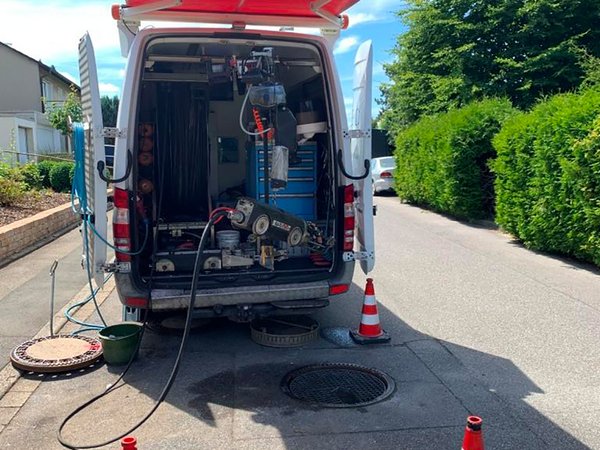 In den Abwasserrohren werden rund 100 Schadstellen von innen mit einem Robotersystem saniert. 