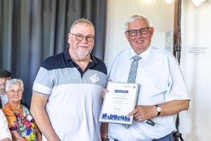 Rainer Bormann und Minister Karl-Josef Laumann mit Urkunde