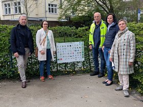 Das Bild zeigt die Vorstellung einer Kommunikationstafel auf einem Spielplatz.