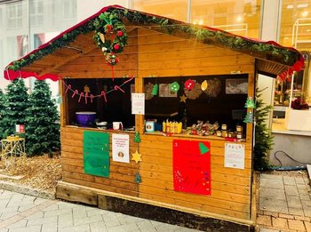 Das Bild zeigt eine Wechselhütte auf dem Iserlohner Weihnachtsmarkt.