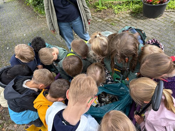 Die Kinder des Familienzentrums "Die Wilde 13" staunten nicht schlecht beim Blick in die gefüllten Müllsäcke. 