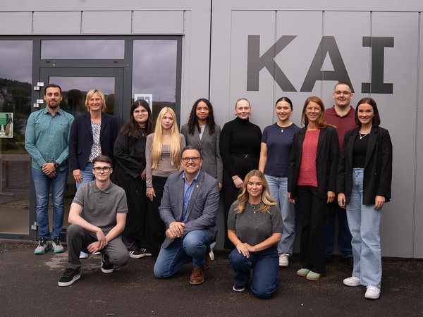Bürgermeister Michael Joithe und Personalleiterin Daniela Eitzert begrüßen 15 neue Auszubildende und duale Studierende.