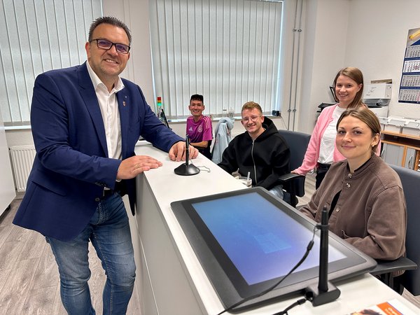 Für Bürgermeister Michael Joithe ist es ein persönliches Anliegen, den Bürgerservice als ersten Ansprechpartner für Iserlohnerinnen und Iserlohner auszubauen. 