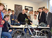 Das Bild zeigt Bürgermeister Dr. Peter Paul Ahrens, Bauressortleiter Mike Janke sowie Jugendliche und Betreuer des Dirt Bike-Projektes in der Fahrradwerkstatt Letmathe.