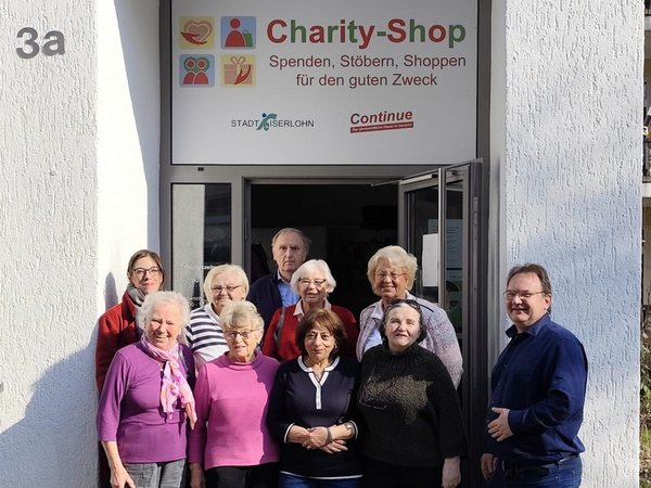 Das ehrenamtliche Team des Charity-Shops heißt alle Iserlohnerinnen und Iserlohner in der Aloys-Rüberg-Straße 3a willkommen.
