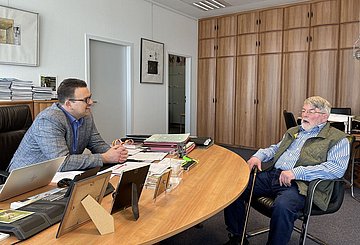 Dienstältester Wahlhelfer - Wolfgang Schneider im Gespräch mit Bürgermeister Michael Joithe