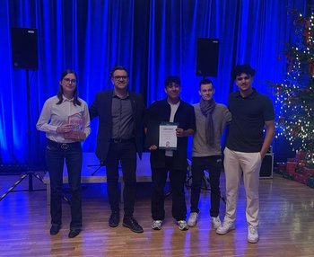 Das Jugend- und Kulturcafé YOU gewann den ersten Platz beim Heimatpreis 2024. Bürgermeister Michael Joithe (2.v.l.) übergab die Trophäe an Leonie Micha, Ahmad El-Haj, Tommy Köhler und Ayman Ryari (v.l.) vom Kinder und Jugendrat. 