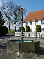 Das Bild zeigt den Brunnen im Ortskern