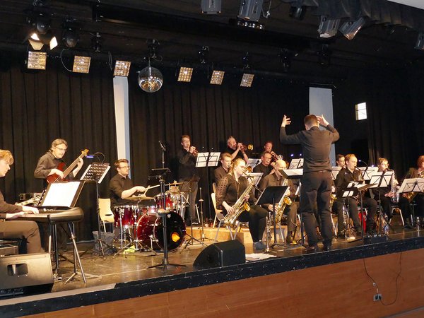 Unter der Leitung von Vitaly Kiselev präsentiert die Big Band der Musikschule Iserlohn unter anderem Jazz-Standards von prägenden und legendären Komponistinnen bzw. Komponisten.