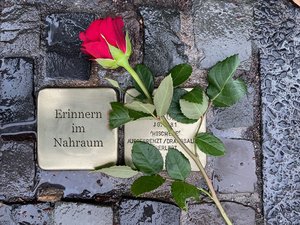 Titelbild zum Film: „Erinnern im Nahraum“, 2024 (Stadt Iserlohn), zu sehen ist eine Rose auf zwei Stolpersteinen