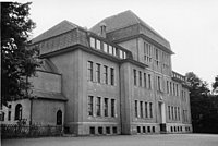 Das Bild zeigt das Schulgebäude Waisenhausstraße 2