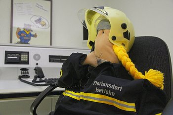 Das Bild zeigt eine Puppe in Feuerwehruniform
