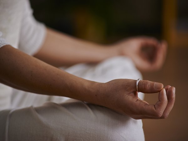 Der Kurs "Yoga auf und an dem Stuhl" richtet sich an Personen, die alters- oder krankheitsbedingt körperlich eingeschränkt sind.