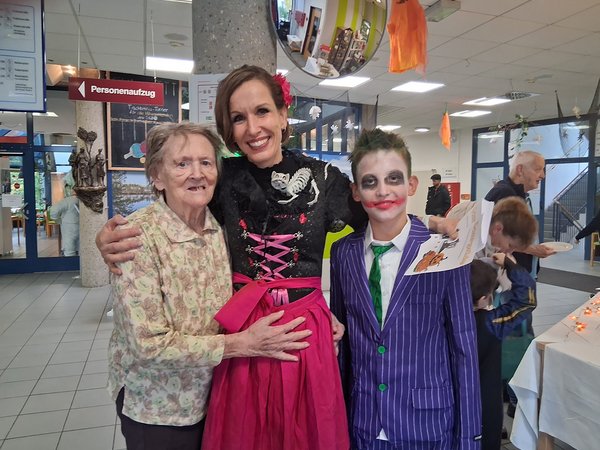 Pflegeleitung Nicole Riedel (mitte) baut durch die Halloween-Aktion unter dem Motto "Jung trifft Alt" Berührungsängste ab.