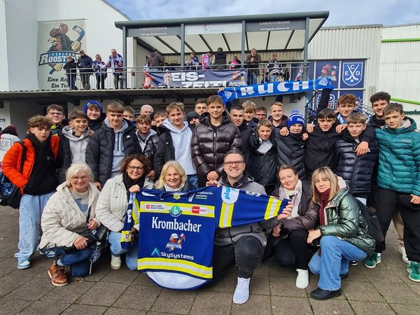 Bürgermeister Michael Joithe (mitte rechts) begrüßte die Jugendgruppe aus Chorzów an der Eissporthalle Iserlohn gemeinsam mit Karina Markiewicz, Vorsitzende des Städtepartnerschaftskomitees (mitte links).