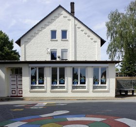 Das Bild zeigt die Grundschule Hennen.