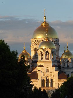 Das Bild zeigt die Himmelfahrtskathedrale in Nowotscherkassk. 
