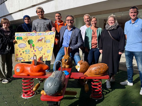(von links nach rechts): Johanna Bredemeier, Sena Khalaf, Ayman Ryari (Kinder- und Jugendrat), Heiko Töben (SIH), Bürgermeister Michael Joithe, Martin Irmer (Grünflächen und Friedhöfe), Ilka Triglone (Stadtentwicklung), Kirstine Adebahr (Kinder- und Jugendbüro), Sebastian Matz (Stadtentwicklung)