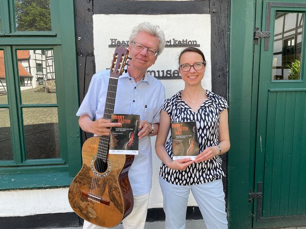 Gitarrist Thomas Kirchhoff und Museumsleiterin Dr. Sandra Hertel bei der Vorstellung des Barendorfer Musikfestes „DrahtSaitenAkt“ 2026.