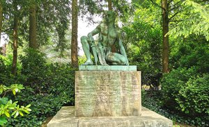 1928 von Robert Ittermann geschaffenes Ehrenmal für die Gefallenen des Ersten Weltkrieges auf dem Iserlohner Friedhof, 2025 (Foto: Wehner, Iserlohn)