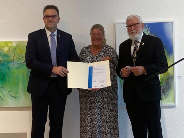 Emil Rumianek (1.v.r.) wurde 2021 von Bürgermeister Michael Joithe (1.v.l.) und Mechthild Starke-Kersting (Mitte), Vorsitzende des Beirates für Inklusion, mit dem Stefan-Haacke-Preis ausgezeichnet.