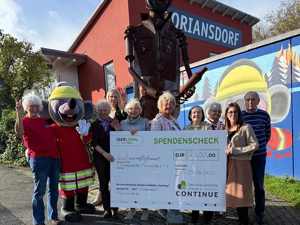 Von links nach rechts: Barbara Barban (2. Vorsitzende des Fördervereins Floriansdorf e.V.), Florian „Flori“ Maus (Maskottchen des Floriansdorfes), Irmgard Kissing, Melanie Timm (Leiterin des Floriansdorfes), Renate Kommorowski, Sigrid Nölke, Margareta Krauss, Irmgard Finger, Sarah Cao (Continue-Koordinatorin), Hans Rainer Finger.