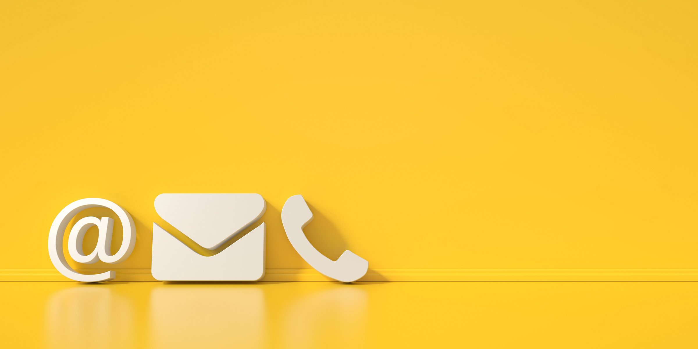 Das Bild zeigt Symbole für E-Mail, Brief und Telefon vor gelbem Hintergrund.