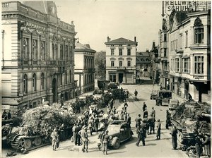 Das Bild zeigt Amerikanisches Militär und deutsche Jagdpanzer („Jagdtiger“) auf dem Adolf-Hitler-Platz (heute: Alter Rathausplatz) während der Verhandlungen zur Übergabe der Stadt Iserlohn an die amerikanischen Truppen im Rathaus am 16. April 1945 (Fotograf: Helmut Viehl, Iserlohn / Stadtarchiv Iserlohn)