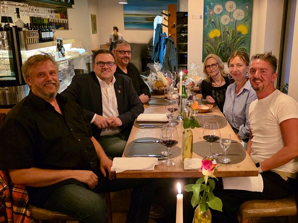 Von links vorne nach hinten: Lars Ploeger, Michael Joithe, André Müller (Ressortbüro Kultur und Europaangelegenheiten). Von rechts vorne nach hinten: Samuel Bajeux, Véronique Diers, Katja Michalski (Ressortbüro Kultur und Europaangelegenheiten)
