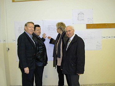 Vertreter der Stadt Iserlohn und der Kreishandwerkerschaft vor den Umbauplänen