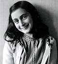 Das Bild zeigt Anne Frank
